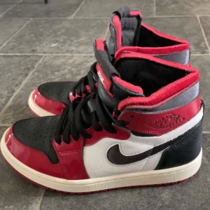 Air Jordan 1  - Säljer dessa Air Jordan 1 i red & black.