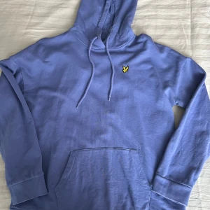 Blå/lila lyle & scott Hoodie  - Lyle & scott hoodie endast använd några gånger. Storlek 12, känns som en large ungefär. 