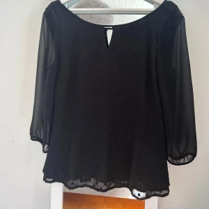 Svart blus - Fin svart blus som inte kommer till användning. Som ny. Köpt på sellpy