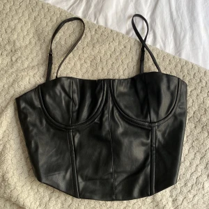 Svart bershka korsett i läder - Ett så fint svart korsett från Bershka som jag älskar, men inte kommer till användning💕  Pris kan diskuteras❤️
