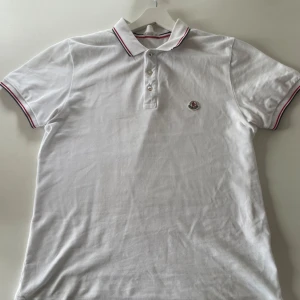 Moncler piké  - Tja! Säljer nu min ass feta Moncler piké i storlek M, jättefint skick, inga skador, pris kan diskuteras vad snabb affär, skriv om ni har några funderingar