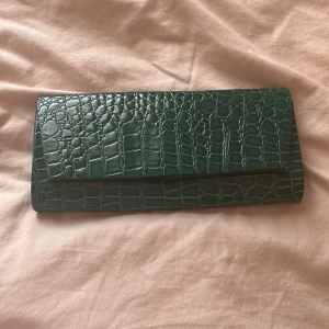 krokodilväska💗 - liten mörkgrön krokodil väska, sliten (se bilder), ställ gjärna frågor💗