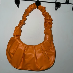 Axelväska  - En söt orange axelväska som aldrig är använd!