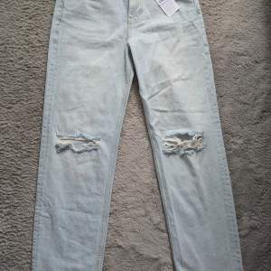 Helt nya highwaist jeans från Gina Tricot med prislapp kvar. Stl 36, ingen stretch.