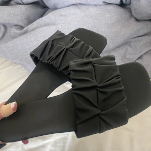 Svarta sandaler - Så fina svarta sandaler/ tofflor i storlek 38, aldrig använda