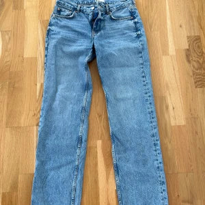 Raka jeans - Köpta av en tjej på plick men dem passade inte mig så valt att sälja dem