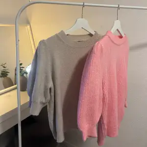 Två st stickade tröjor för totalt 350kr. Den rosa är i storlek S och den beiga i M men märker absolut ingen skillnad mellan dem! 