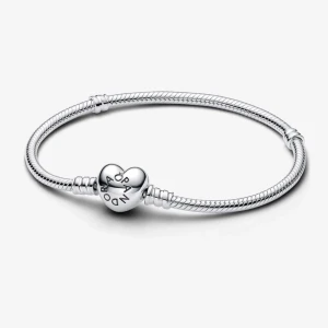 Pandora armband, helt ny* - Ett helt nytt Pandora armband, fick den i födelsedagspresent men hade redan en likadan. Den är oöppnad och nyskick. 