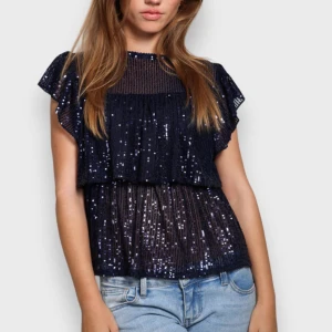 Lottie top navy meet me there - En tvärsnygg glittrig topp me volanger ifrån Meet me there i marinblått (navy) som inte används längre, orginalpris 500kr 💙går att diskutera priset