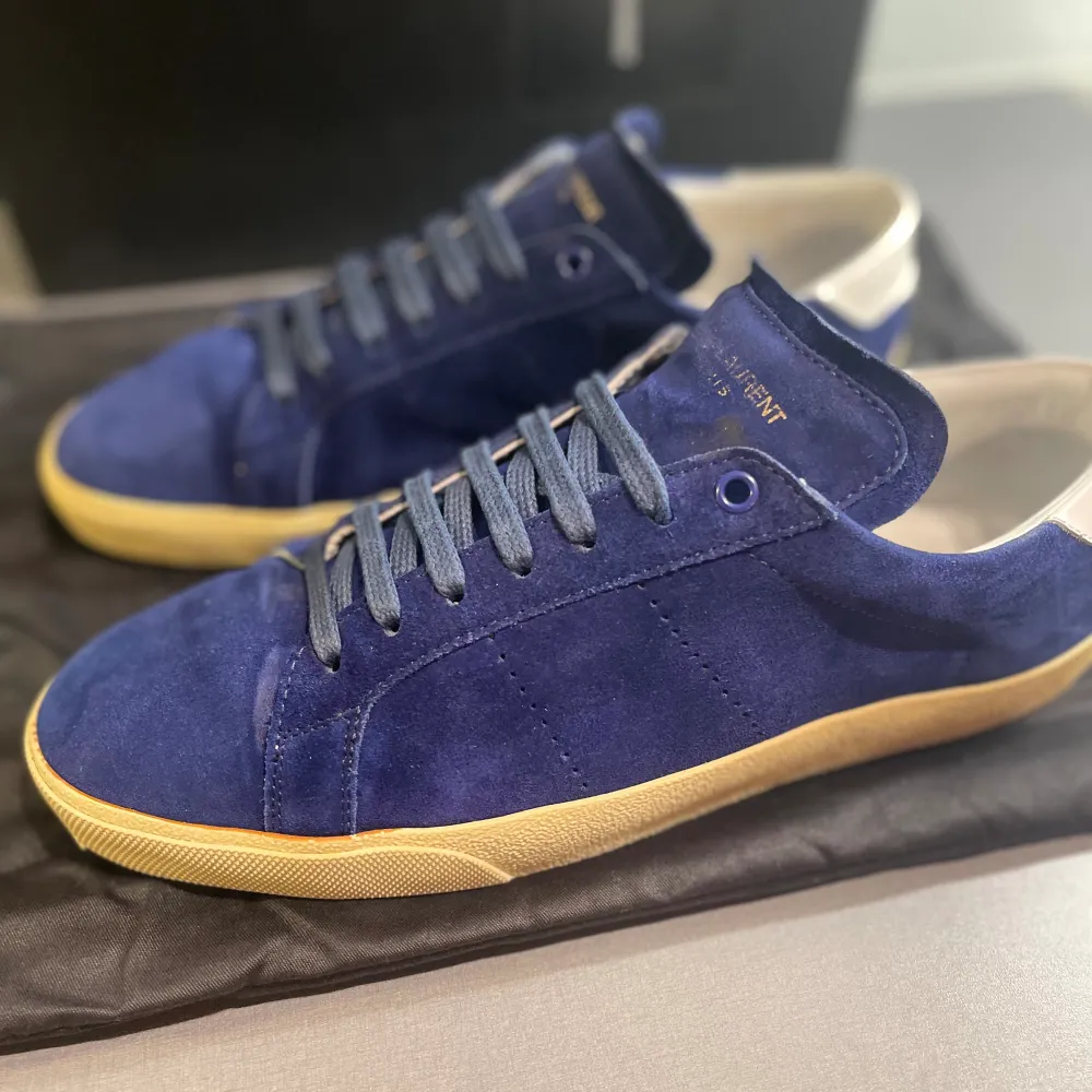 Hej! Säljer nu dessa sjukt snygga blåa Saint Laurent SL/06 skorna. Super fint skick, Storlek 42,5 men passar 0,5-1 storlek större. Tillkommer box & dustbag vid köp. Kan frakta eller mötas upp i Kungälv. . Skor.