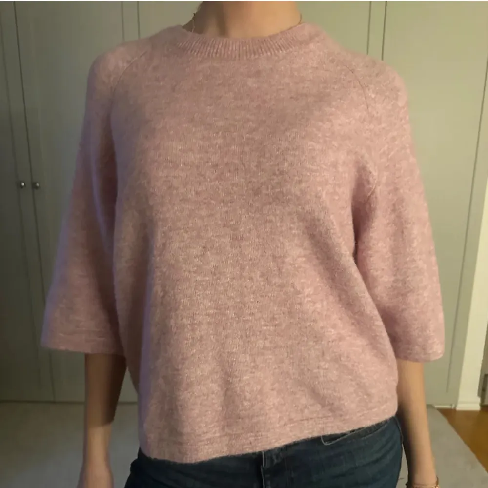 Säljer en superfin rosa stickad tröja (färgen syns på bild 2)🌸 helt oanvänd, väldigt lätt att vika upp ärmarna så den blir trekvarts (se bild 3). Stickat.