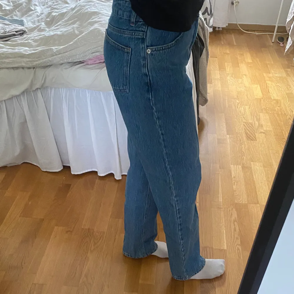 Säljer ett par fina jeans i bra skick, sällan använda då färgen inte riktigt passar mig. . Jeans & Byxor.