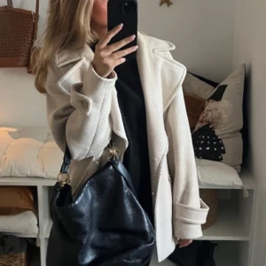 Beige kappa - Säljer världens finaste kappa, helt oanvänd ( sista bilden är min )❤️