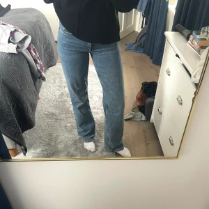 Mörkblåa jeans  - Säljer dessa mörkblåa jeans ifårn zara, skit snygga nu till våren. 
