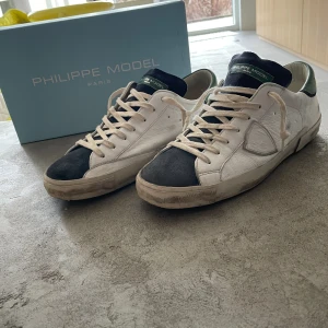 Phillipe model - Tja, säljer dessa helt nya sjukt feta Phillipe model skorna i storlek 44 nypris ca 3800 mitt pris 3300, priset kan diskuteras vid snabba affär.