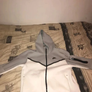 Nike tech tröja - Väldigt bra skicka på tröjan kan finnas en liten fläck någonstans men ingen som syns byten funkar utmärkt de bara o skriva! Möts upp inom Göteborg och fraktar runt hela Sverige! Kan gå ner i pris vid snabb affär