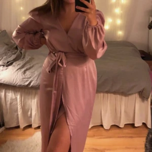 Klänning  - Satinklänning från Nelly. Normal i storleken