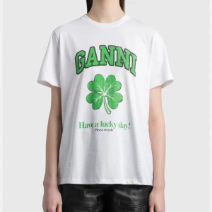 Ganni tshirt  - Säljer min super fina ganni tshirt! Den är i bra skick men kan behöva strykas..nypris cirka 1000kr