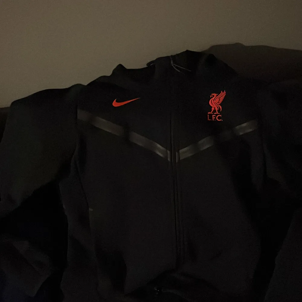 Liverpool Nike tech fleece Aldrig använd  Mycket bra skick  . Hoodies.
