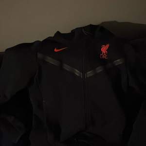 Liverpool Nike tech fleece Aldrig använd  Mycket bra skick  