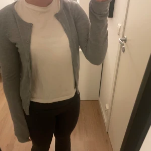Grå kofta  - Grå kofta från Gina Tricot! Knappt använd då den är för liten för mig. 