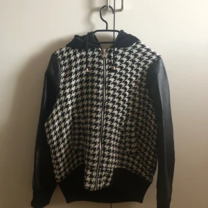 Cool jacka 😎💗 - Säljer min fina jacka jag använde runt 2020. Säljer eftersom den inte kommer till användning längre 😭😔  Har använt ett fåtal gånger men ser ny ut! 🫶🏽💗💗💋