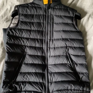 Parajumper väst  - Hej! Säljer min para jumper väst för den är för liten. perfekt nu till våren och den är sparsamt använd så den är så gott som ny. Köpte den på kidsbranstore 