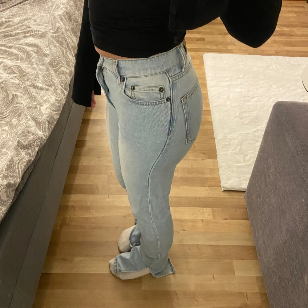 Fina mid waist jeans med slit från Nelly, säljer då de är för långa för mig. Använda endast ett fåtal gånger så i mycket bra skick!!💗strl 32. Jeans & Byxor.