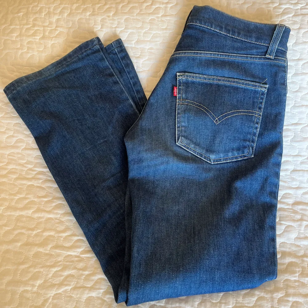 Mörkblå levis jeans som är rätt så lågmidjade. De är straight/bootcut beroende på hur man har de. Jag är 165 cm❤️ Nästan oanvända, köpta för 650kr (Passar de som har 72-74 cm runt midjan)❤️❤️. Jeans & Byxor.