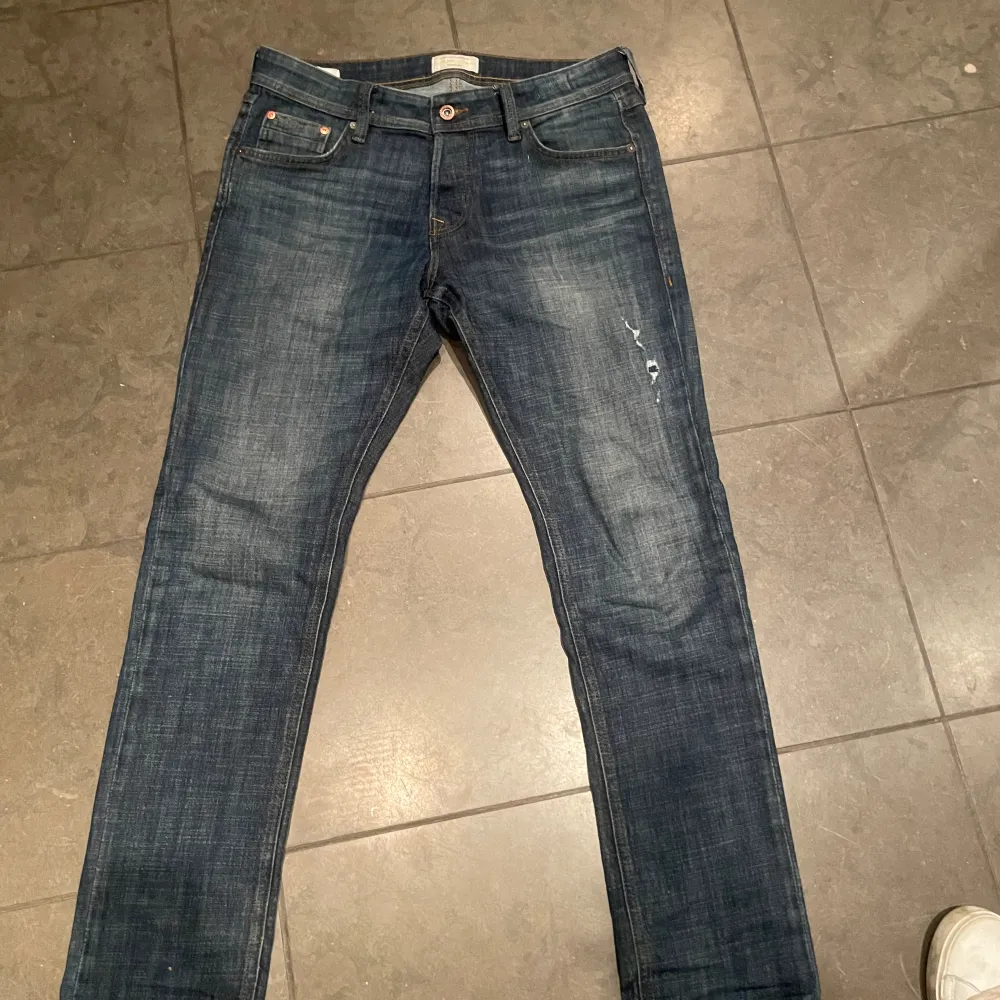 Tjena, säljer nu dessa feta Jack&jones jeans i modellen Glenn. Skick 9/10 då det inte finns några teckna av användning, de sitter ganska slim och är i storleken 30/31. Nypris 899kr mitt pris 299kr. Jeans & Byxor.