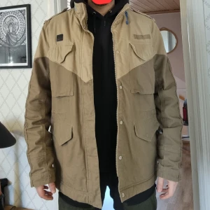Adidas Street Parkas XL - Snygg ovanlig jacka i mycket fint skick utan synligt slitage. Modellen är ca 187cm & 85kg.