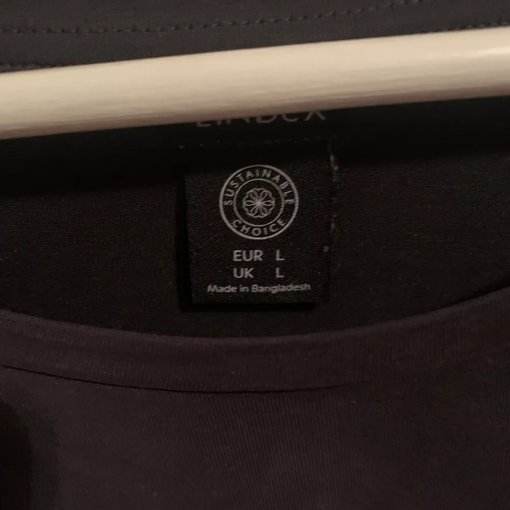 En grå aktig jättefin t-shirt med en knut fram längst ner. Storlek L. Använd MAX 3-4 gånger. . T-shirts.