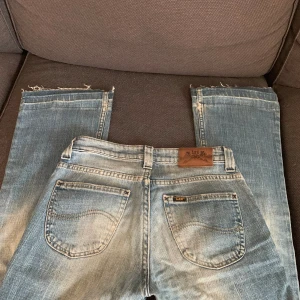 Jeans  - Ett par lee jeans, low bootcut, som inte kommer till användning längre. Skriv om ni har några frågor. 
