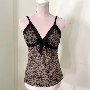 Leopard topp  - Jätte söt nattlinne med rosetter 🖤🐆 storlek L passar som en M tycker jag 