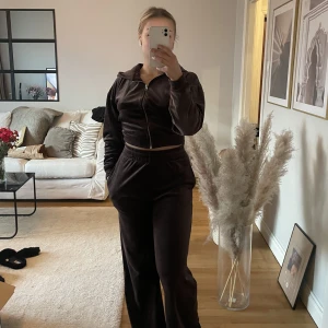 Bikbok mjukisset - Jättemysigt velourset från Bikbok. Använt ca 3 ggr så är i superfint skick! Båda delarna är i strl S! Byxorna är väldigt långa och högmidjade, och tröjan är lite croppad!