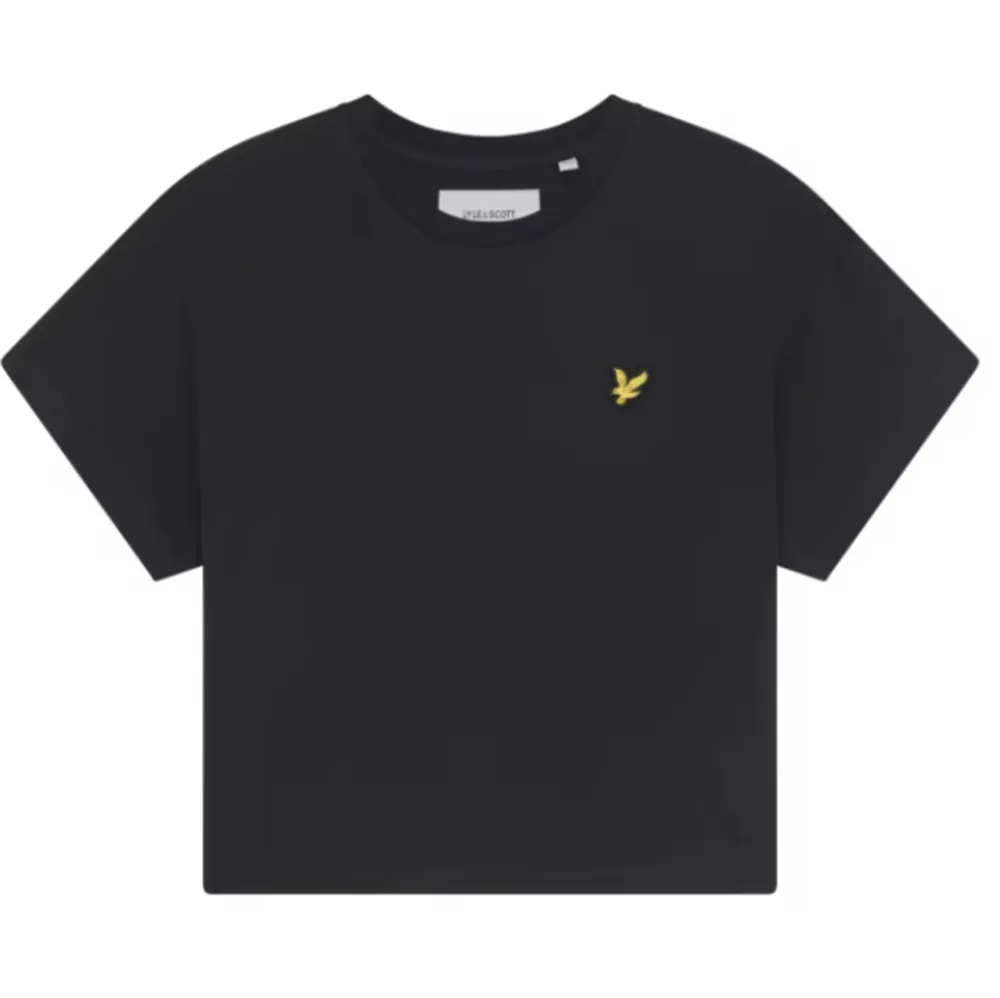 Croppad Svart Lyle & scott t-shirt i svart. 100% organic cotton. T-shirts.