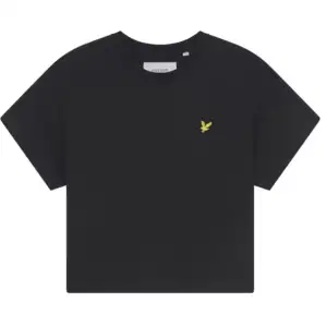 Croppad Svart Lyle & scott t-shirt i svart. 100% organic cotton