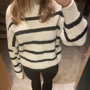 Randig tröja - Tjock stickad tröja från H&M, jag har köpt den begagnad, väl använd men fortfarande i bra skick. Hör av er vid frågor💗