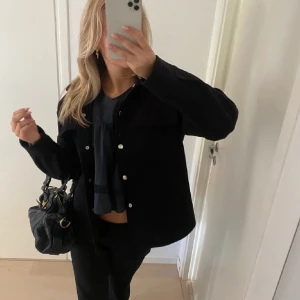 Kappa - Säljer denna kappa som jag tidigare köpt på plick. Väldigt fint skit och perfekt nu till våren. ( lånade bilder) Jag har själv inte använt den då den inte passar. 