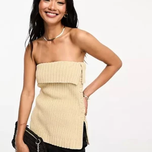 Beige stickad bustier-topp utan axelband - Superfin topp i nyskick från & Other Stories 🩷 Aldrig använd och finns inte längre att köpa! Köpt för 789kr. Pris kan diskuteras vid snabb affär🩷 Kontakta för fler bilder 🩷