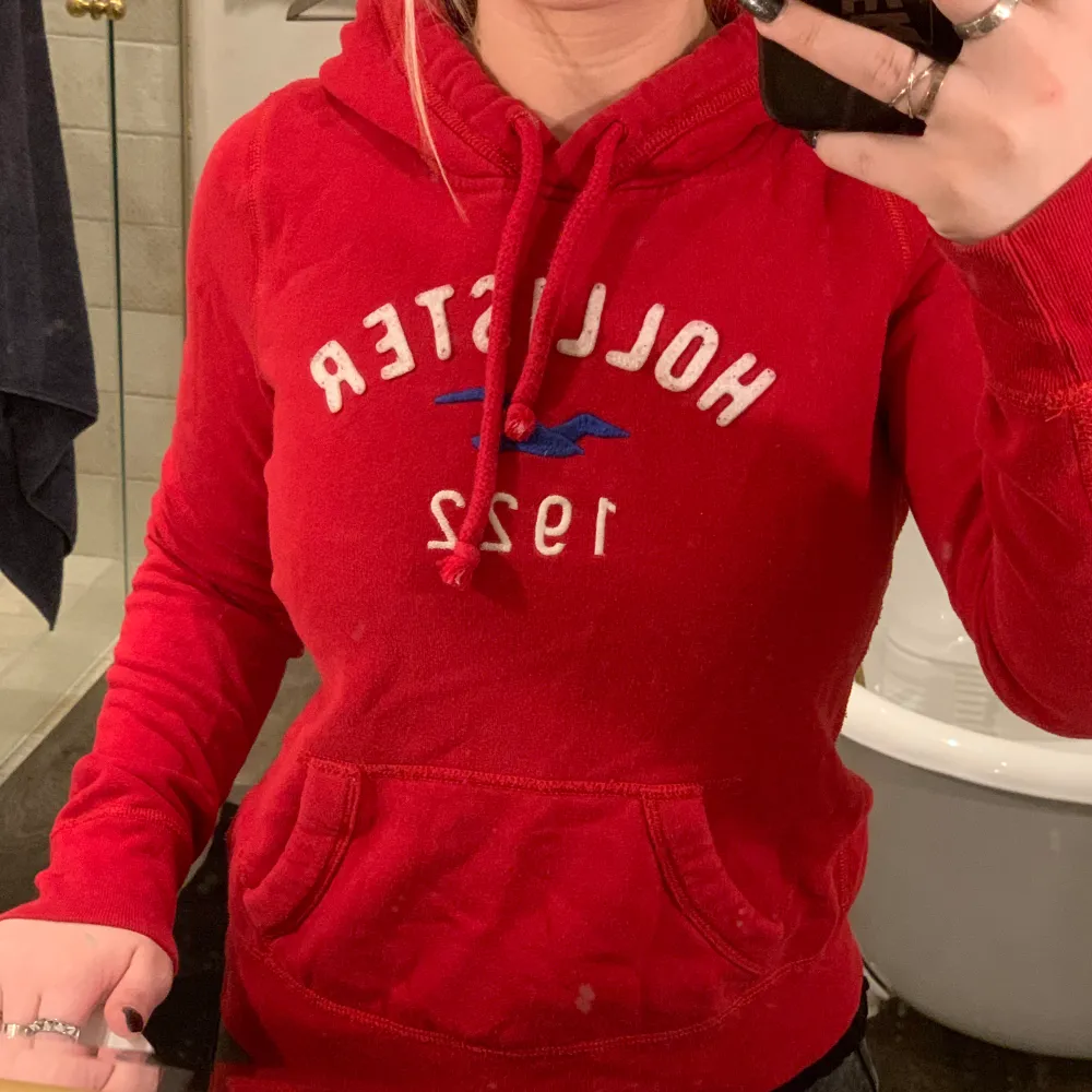 Röd hollister hoodie i storlek S. Mycket bra skick inga slitningar eller hål. Sitter bra på mig som vanligtvis har xs💞. Hoodies.