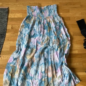 Långkjol - Blå blommig sommarkjol, passar mig som är 176 cm och vanligtvis har s/m