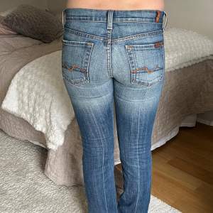 Lågmidjade jeans från 7 for all man kind. Midjemått:37 tvärs över Innerbenslängd: 72