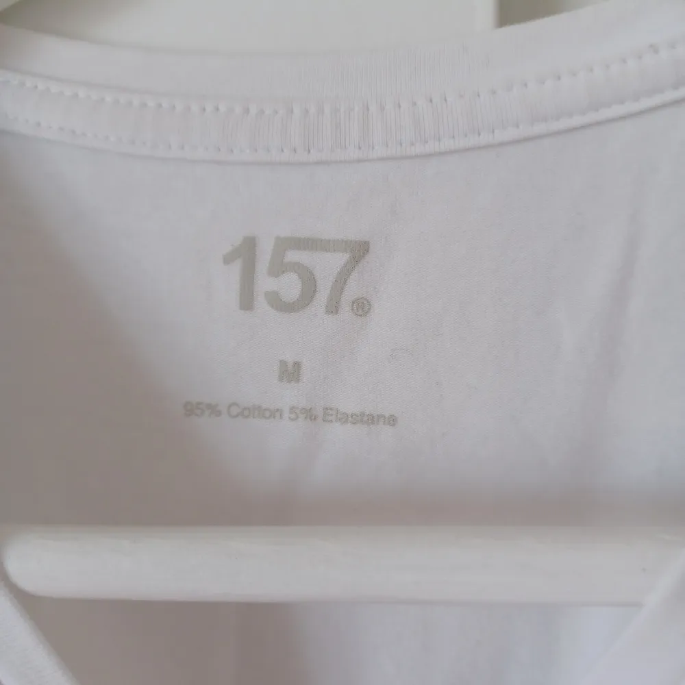 En väldigt skön vit croppad t-shirt köpt för 50 kronor o säljer för 30 för den har endast använts vid 2 tillfällen🎀 Inga defekter🌷. T-shirts.