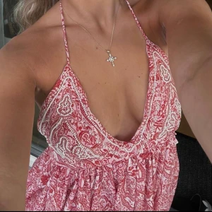 Zara klänning - Säljer denna superfina klänningen från Zara, använd en gång, inga tecken på användning. Storlek S men passar xs-m då man kan justera knytningen själv🤍