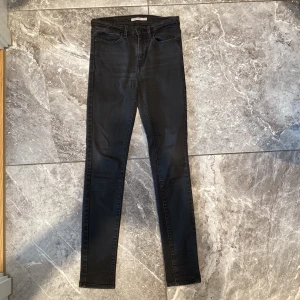 Svarta jeans  - Knappt använda jeans. Storlek W27. Säljer pga stor garderobrensning. Kika gärna på mina andra annonser, säljer mycket:) 