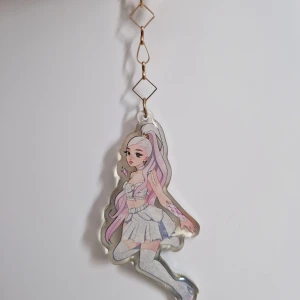 Ariana grande merch - Ariana grande x fortnite nyckelring Fanmade av richydraws @ IG Fint skick. Välgjord. Aldrig använd.
