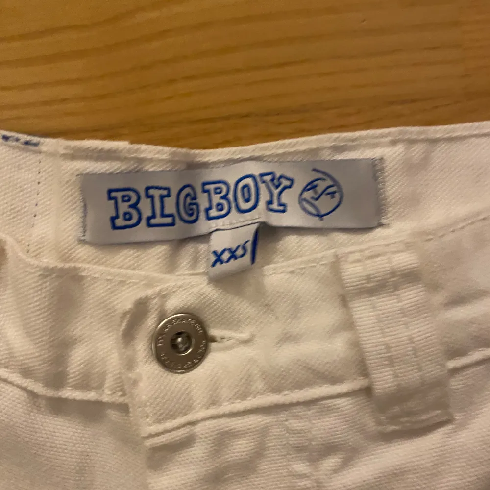 Helt nya vita big boys med lapp på. Aldrig använda då jag köpte de är för små. Säljer billigt då de legat i min garderob sen sommaren. Tar endast emot swish privat. Jeans & Byxor.