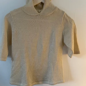 Stickad tröja - Beige stickad tröja 