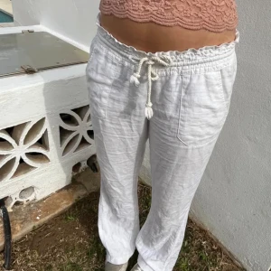 Roxy linnebyxor  - Lånade bilder!!  Säljer dessa jättefina Roxy linnebyxorns då de tyvärr inte satt som jag ville 🙁 några defekter därav de låga priset! 